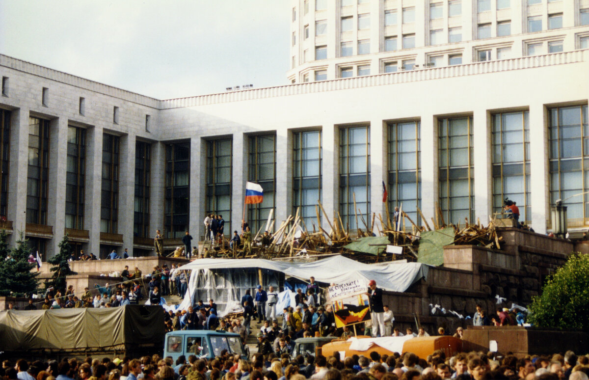 Источник фото: https://commons.wikimedia.org/wiki/File:August_1991_coup_-_awaiting_the_counterattack_outside_the_White_House_Moscow_-_panoramio.jpg       Авторство фото:  David Broad [CC BY (https://creativecommons.org/licenses/by/3.0)]