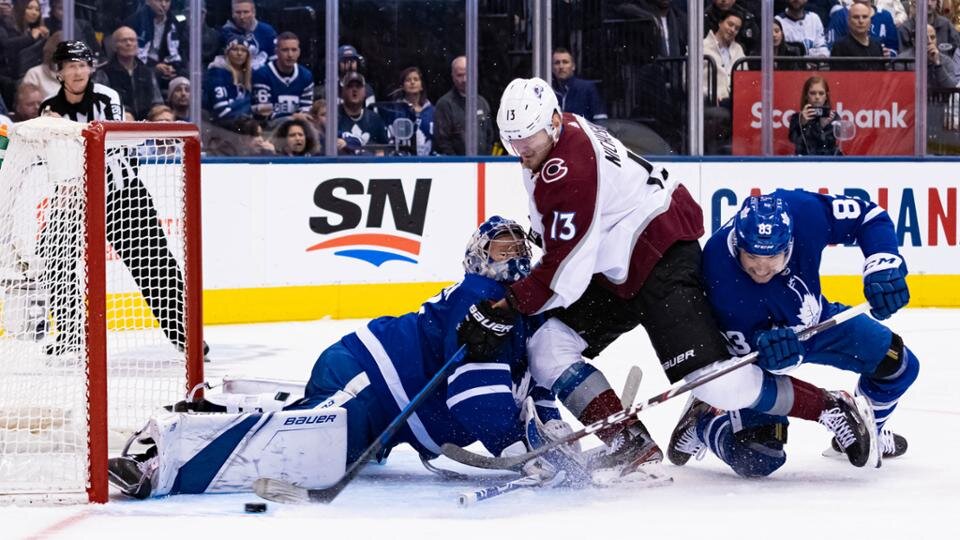 В. Ничушкин атакует ворота "Торонто Мэйпл Лифс".