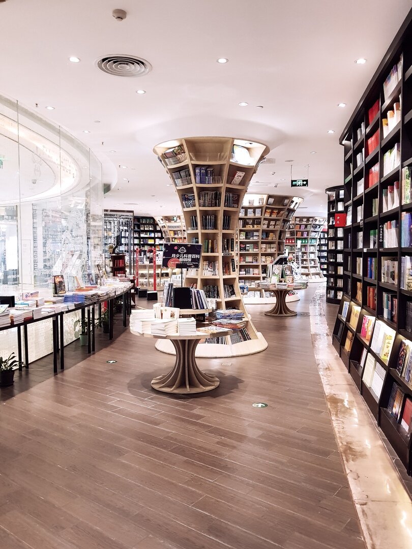 Красивый книжный в москве. Красивый книжный магазин. Стильный книжный магазин. Книжный магазин в Китае самый большой. Книжный магазин в центре Москвы.