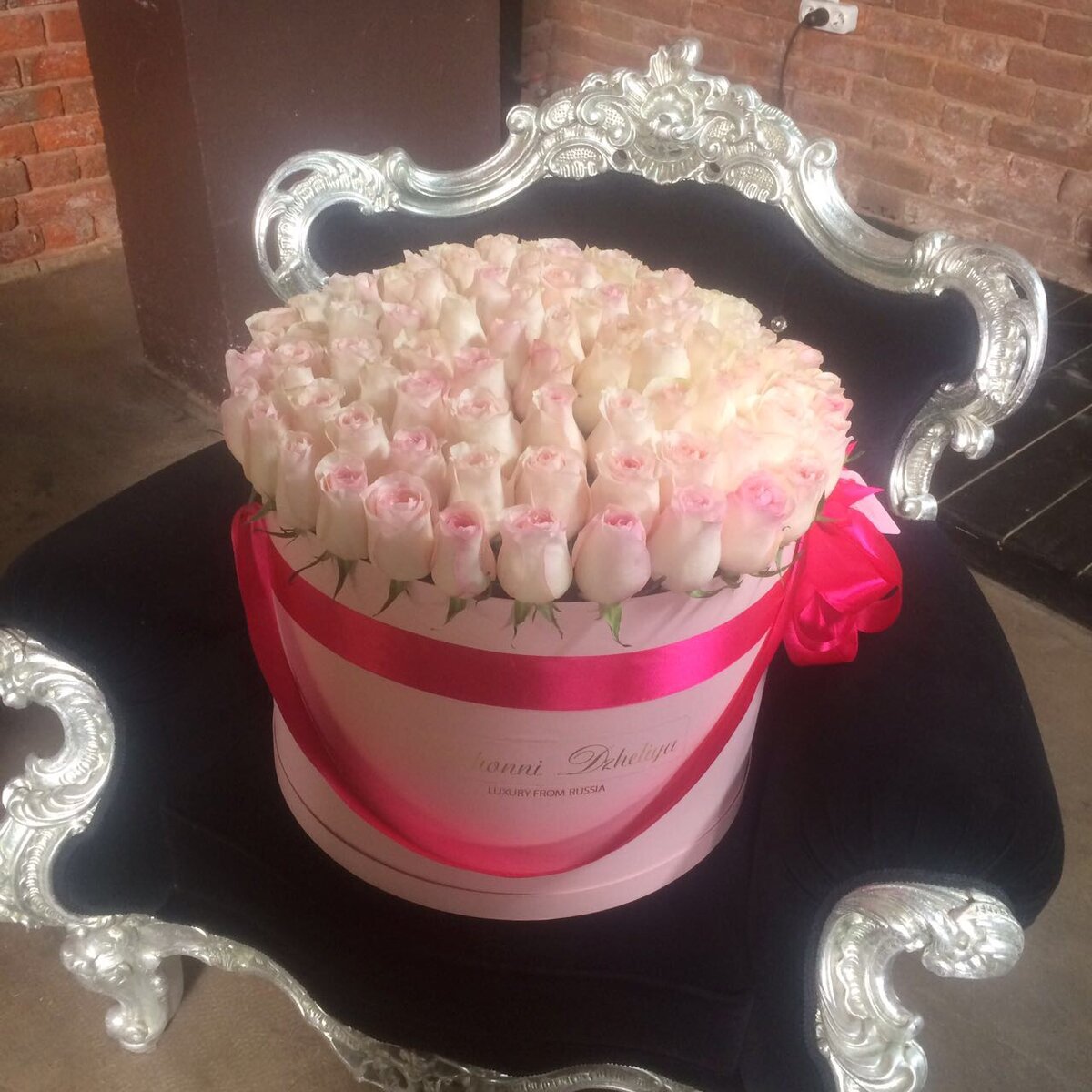 На всех фото только Эквадорские розы в коробках Dzhonni Dzheliya Flowers.