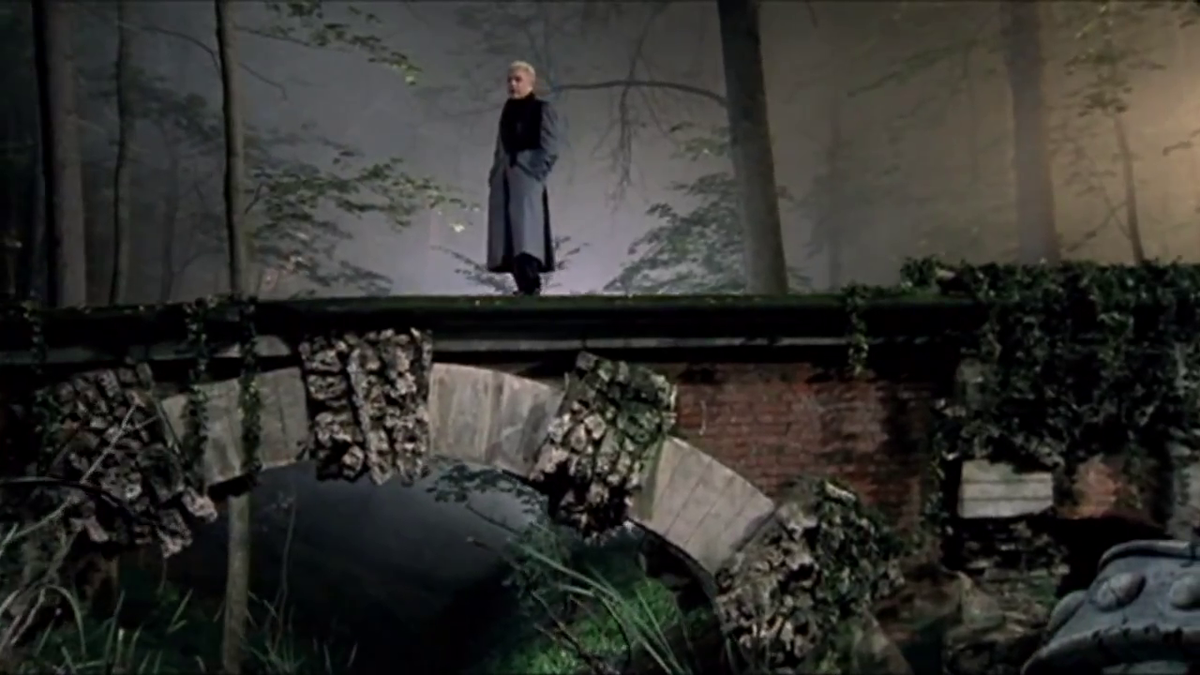 Кадр из клипа с тем мостом.