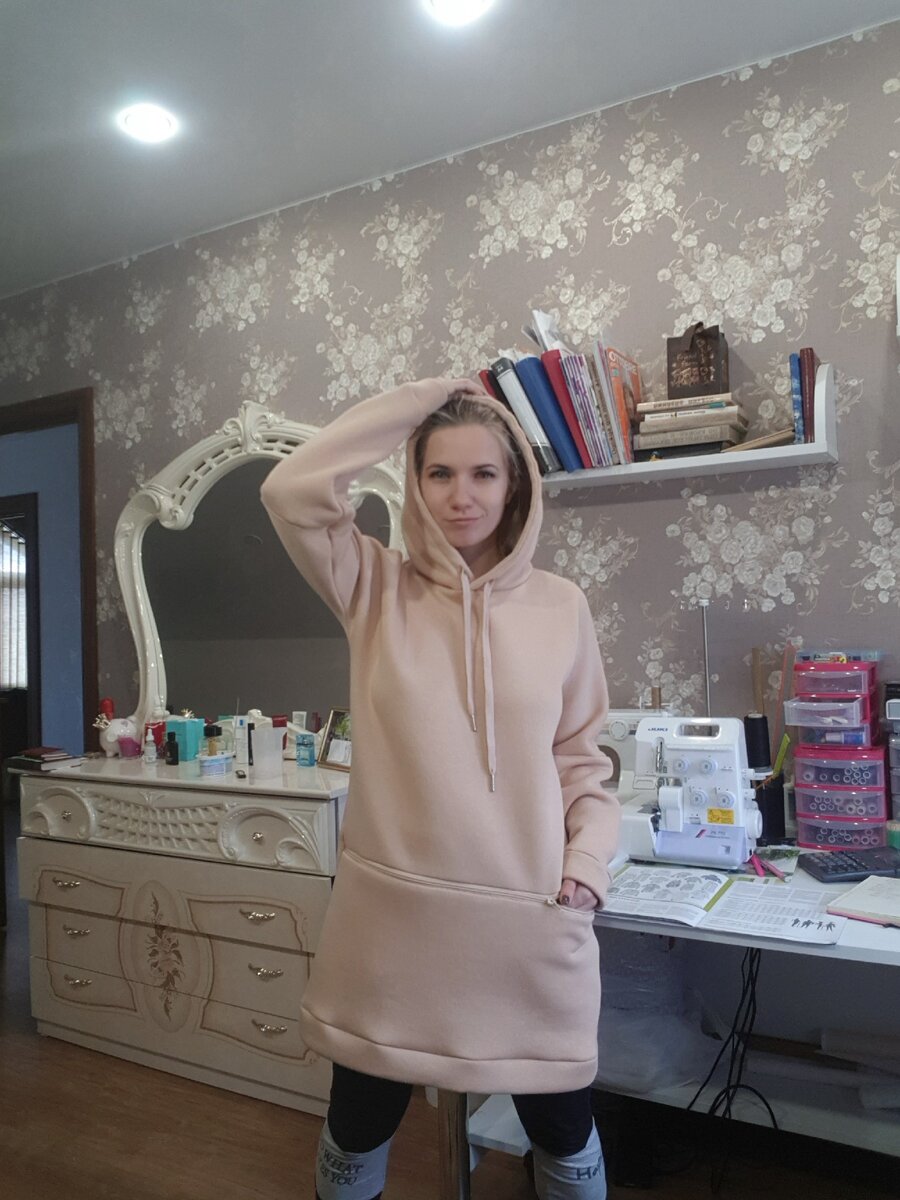 Здесь девушка попросила сделать карман на замке по ширине переда. 