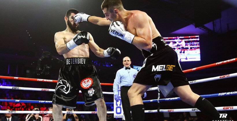 Украинский боксер досрочно проиграл россиянину. 