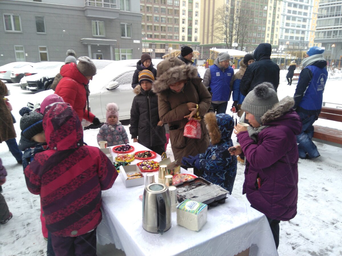 Жильцы участвуют в конкурсах, подкрепляются горячим чаем с конфетами и выпечкой.