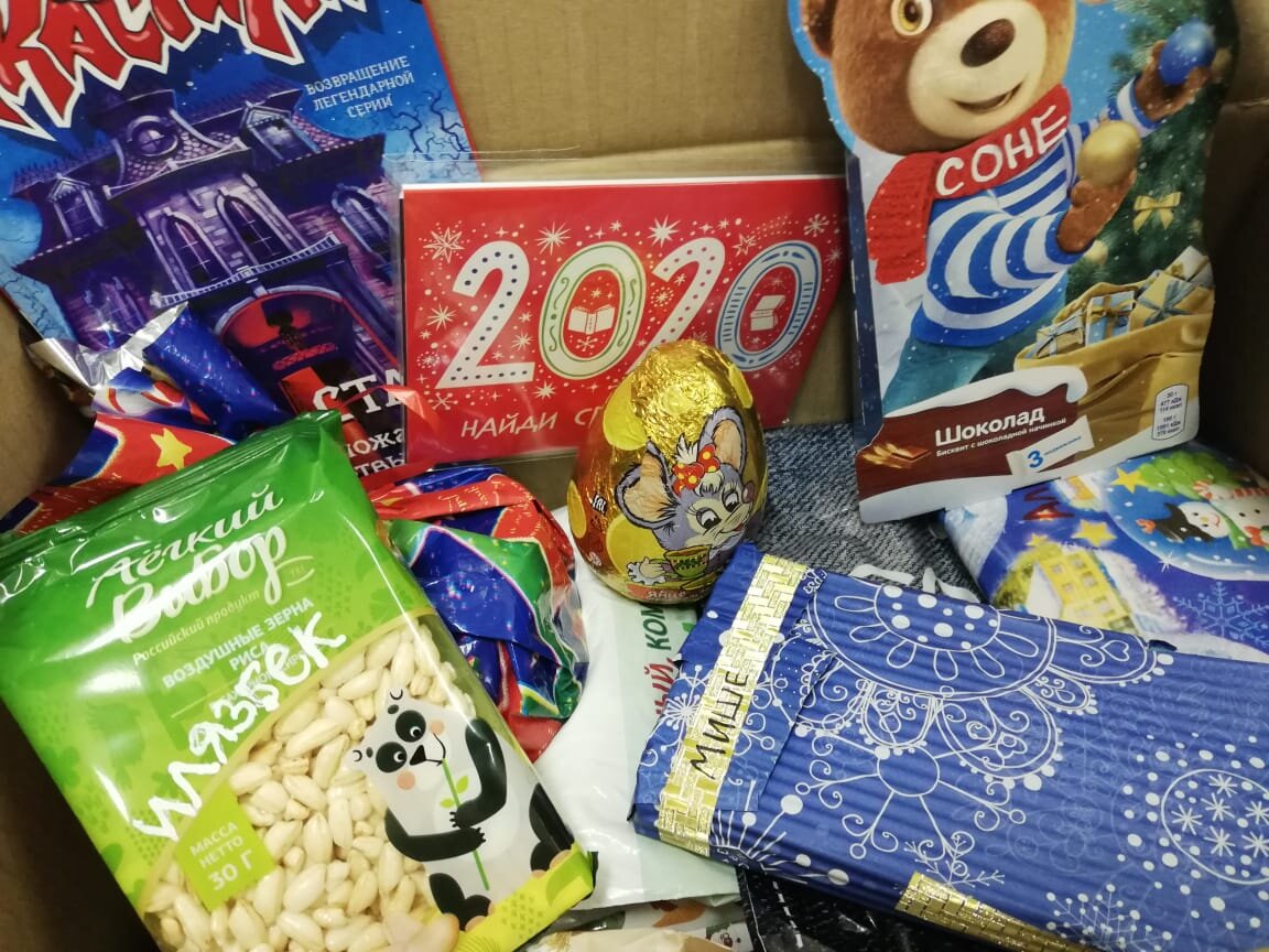 подарки от Тайного Санты в коробке в классе