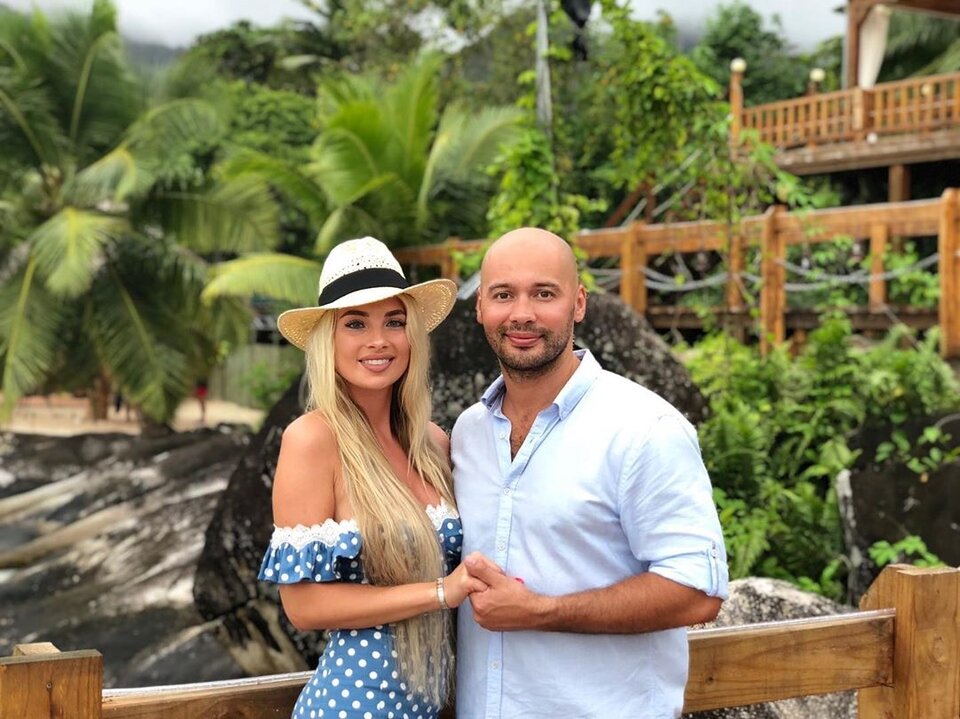 
«Когда брал коробочку в руки, переживал, что там браслет или ручка, а я ведь жду тест! — улыбается Андрей в разговоре с Dom2Life.ru. — Я очень ждал детей и мечтал об этом. Когда увидел тест, заплакал от счастья. Мне кажется, это самый счастливый день в моей жизни. Любимая женщина сообщает, что ждёт от тебя ребёнка — что может быть прекрасней?» Друзьям и родственникам супруги не стали сразу сообщать радостную новость, но сказали об этом своим родителям.
«Я точно помню, как мы сообщили это моей маме: приехали к ней в гости и сказали, что нам нужно сообщить ей кое-что очень важное. И уже по взгляду она догадалась, что мы хотим сказать. Она говорит: «Вы беременны?» Мы ответили, что да, и мама стала нас обнимать, целовать», — продолжает Черкасов.