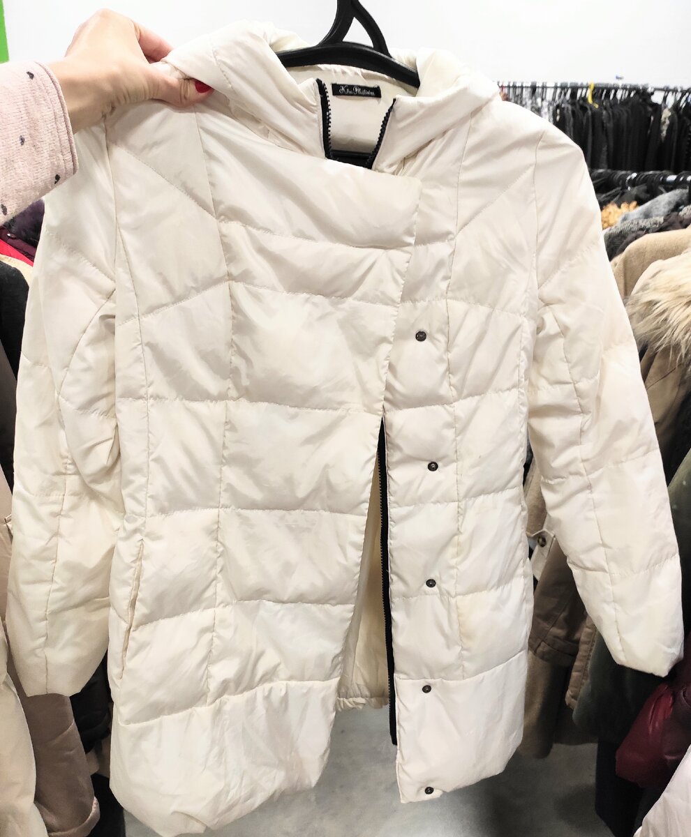 Классная белая куртка. На вид почти новая. Люблю строчку квадратиками. 