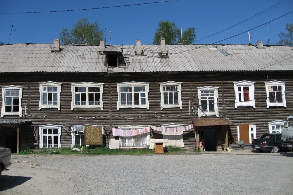 Вот примерно такой дом был, только двор без асфальта и машин))), только трава и песок.