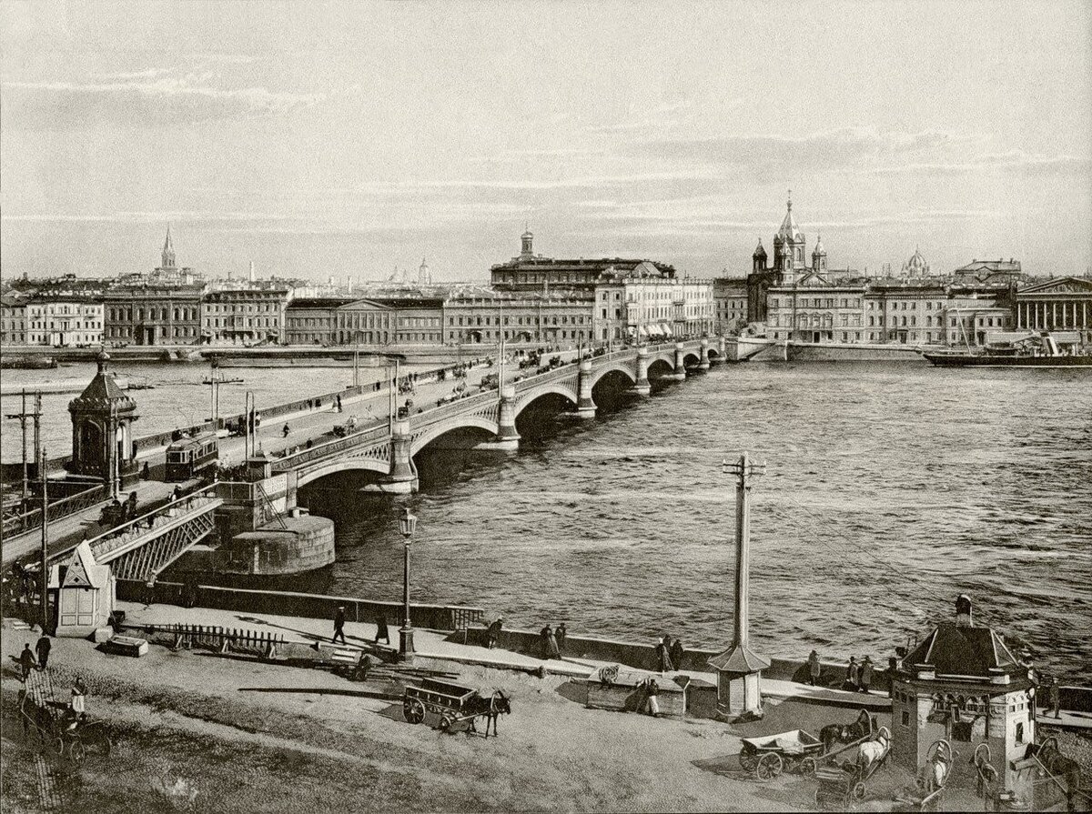 На старой фотографии уже видны наш терем и снесённая в советское время церковь Благовещения
