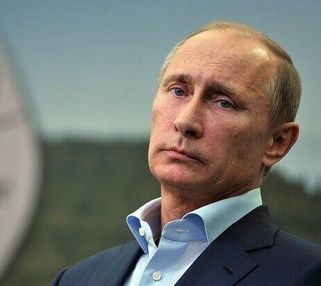  Пора наконец назвать вещи своими именами: Владимир Путин – гениально одарённый государственный деятель. Так же, как Эйнштейн был гением в физике, Путин – гений в политике. Мировая история ещё не знала национального лидера такого уровня. Масштаб личности Президента России можно сопоставить лишь с теми, кого мы считаем великими Учителями человечества.
Людям чрезвычайно трудно признать гениальность за своим современником. Даже самые положительные оценки колеблются от «выдающегося» до «очень талантливого». Такая осторожность обусловлена не только обычной завистью, но и боязнью ошибиться. Это связано с тем, что логику решений гения, как правило, очень сложно понять. Широкой публике предъявляется на обозрение только итог. Все приводящие к нему связующие звенья оказываются опущенными. Создаётся впечатление, что колоссальной, немыслимой предварительной работы как бы просто нет или она находится не в поле самого гения, а берётся в готовом виде где-то со стороны.
Стоит заметить, что если даже истинно гениальная личность пытается доходчиво объяснить свои действия, то ей зачастую элементарно не верят. Слишком велика разница между кажущейся простотой промежуточных шагов и блестящим результатом «на выходе». Гений всегда выберет наиболее энергетически экономный алгоритм достижения цели. Известная фраза «всё гениальное просто» основана как раз на принципе наименьших усилий и минимального необходимого воздействия. Зачем крушить стену, когда достаточно вынуть из неё один кирпич, и она рассыплется под собственной тяжестью? Зачем запрещать, уничтожать чужеродные устои, если они сами собой растворятся под воздействием выращенных и возрождённых своих, настоящих? Для чего завоёвывать и заливать кровью страну, если можно проявить выдержку и нанести один-единственный удар, от которого рухнет весь прогнивший строй? Решения настоящего гения всегда достигают сразу нескольких целей, причём именно тех, на которые он рассчитывал. Введённые контрсанкции осчастливили отечественных производителей, улучшили качество питания россиян, посадили на гнилые фрукты и без того проблемную евроэкономику, открыли дорогу дружественным поставщикам и, в психологическом плане, показали ЕСу «кузькину мать». Отказ от «Южного потока» выбил из рук зарвавшихся еврокомиссаров рычаг воздействия на Россию, сделал нешуточный презент Турции и превратил её в сильного союзника, избавил «Газпром» от целого пакета проблем и на закуску продемонстрировал Старому Свету ещё одну «кузькину мать». Примеры можно продолжить.Гений всегда осознаёт собственную гениальность и своё отличие от остальных. Это накладывает на него огромную ответственность, которая тем тяжелее, чем более устойчивыми моральными качествами он обладает. Помнится, в каком-то интервью журналист всё пытался понять, почему Путин считает возможным принимать важные решения единолично. Дело в том, что он чувствует эту ответственность и осознаёт возложенную на него задачу, которую никто не в силах выполнить вместо него. Отсюда и необходимость ручного управления, когда президент должен лично вникать во все подробности того или иного процесса. Не только потому, что он владеет всем комплексом информации и всеми рычагами воздействия – просто лучше, чем он, этого никто не сделает. Поэтому весьма забавно слышать и читать, как эксперты с умным видом рассуждают о «бизнесменах, влияющих на Путина», о «давлении элит», о «советниках», под «воздействием» которых находится президент. Это попросту невозможно – для гения дороже всего истина, как бы ни банально это звучало, и он ориентируется только на неё, а не на мелкие субъективные соображения. Владимир Владимирович не раз говорил, что ему важнее внутреннее ощущение того, что он прав. Подчинённость Правде и Высшей силе – это и есть природа гениальности. Такая приверженность настолько сильна, что гений никогда не поведётся на чьи-то уговоры и провокации, так как они для него просто не существуют, и он не примет их во внимание.
Гений действует, если можно так выразиться, стереотипно гениально. В любой ситуации, при любом брошенном ему вызове он поступит безупречно и наилучшим образом просто потому, что иначе он не может. Он не присутствует на том уровне, где совершаются ошибки. Настоящий результат не всегда проявляется немедленно, что заставляет современников злорадствовать, как это не раз бывало, например, во время войны в Чечне. Многие решения российского руководства тогда не встречали понимания. Однако их последствия превзошли наилучшие ожидания: в Чеченской Республике устойчивый мир, а её президент стал одним из самых преданных союзников Путина.