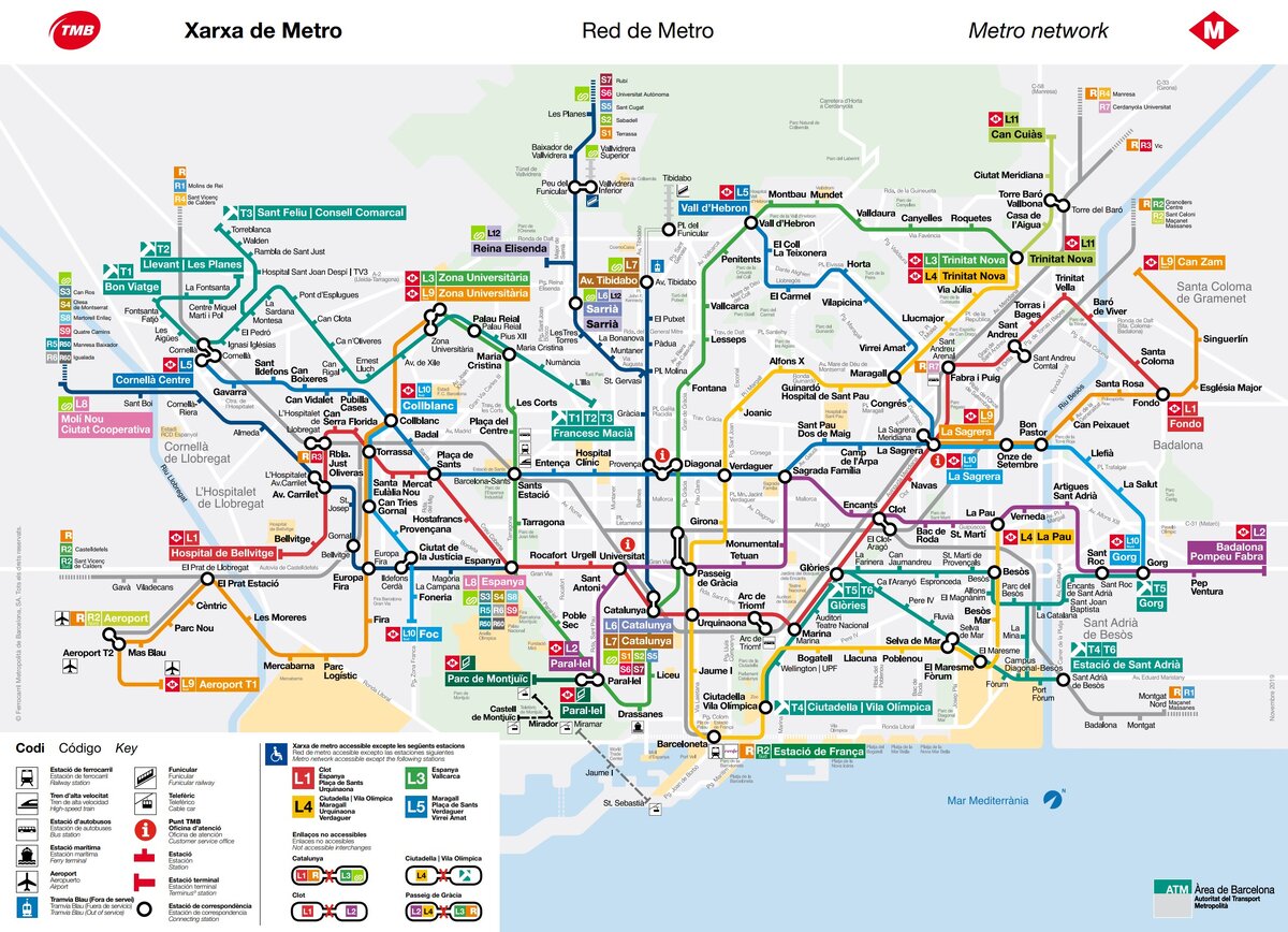 Карта Барселонского метро впечатляет. Сюда нанесены кроме линий метро L1 - L11 еще линии электричек (серые линии), а также трамваи T1-Т6. Интересное дело, линии метро L1-L5, L9-L11 обслуживает оператор TBM, а L6-L8 обслуживает железнодорожная компания Каталонские железные дороги, которая в том числе занимается и электричками.

