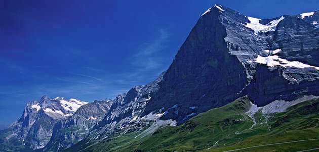 Северная стена невысокой горы Эйгер – печально знаменитый и смертельно сложный альпинистский маршрут
