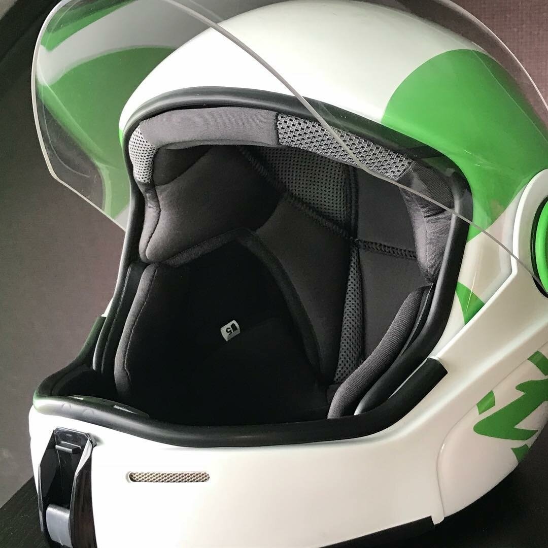 Шлем с поднятым визором. Фото со страницы дилера