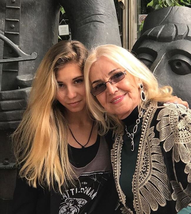 Диана с бабушкой. фото из инстаграма Дианы Дэвис