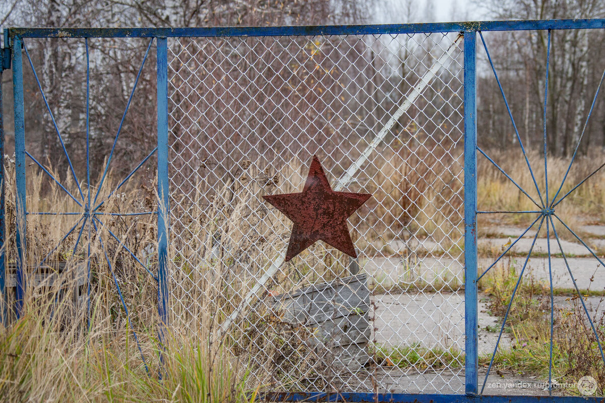 Таинственные шары в лесу. Залезли внутрь. Нашли военные учебники и детали приборов СССР ?⚙️?