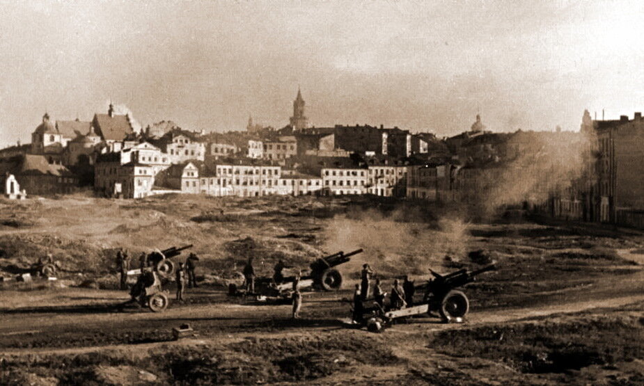 Батарея 122-мм гаубиц М-30 гвардии старшего лейтенанта Овсянникова ведёт огонь по немецким войскам в Люблине