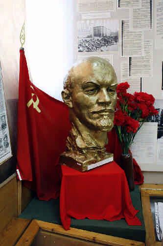 Взято из Яндекс.Картинки. Примерно так выглядел наш красный уголок.