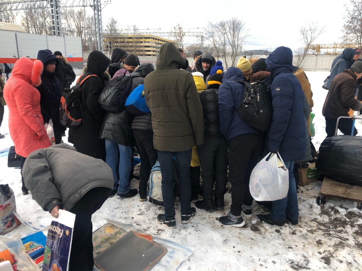 Рынок около путей . 20 покупателей на одного продавца )