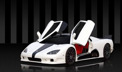 1) Первое место заслуженно занимает SSC Ultimate Aero 6.3 V8. Время разгона до ста километров - у него 2,78 секунды. Тип двигателя – бензиновый турбированный Chevrolet Supercharged V8. SSC. Способен развить скорость до 436 километров в час.Поэтому его считают самым быстрым автомобилем. 
