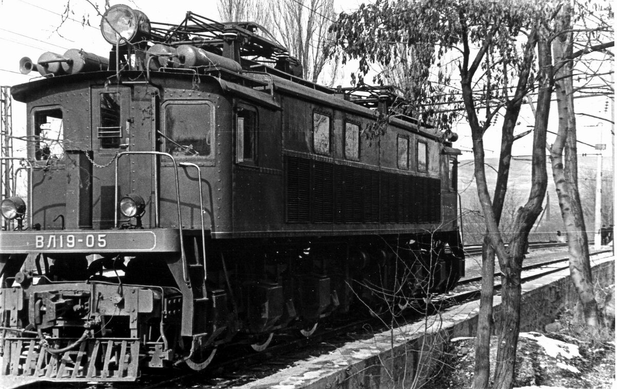 Электровоз ВЛ19-05 на станции Кисловодск. 1967 г. Автор фото — Ангелов В. Г., предоставил Чилин П. К.// trainpix.org