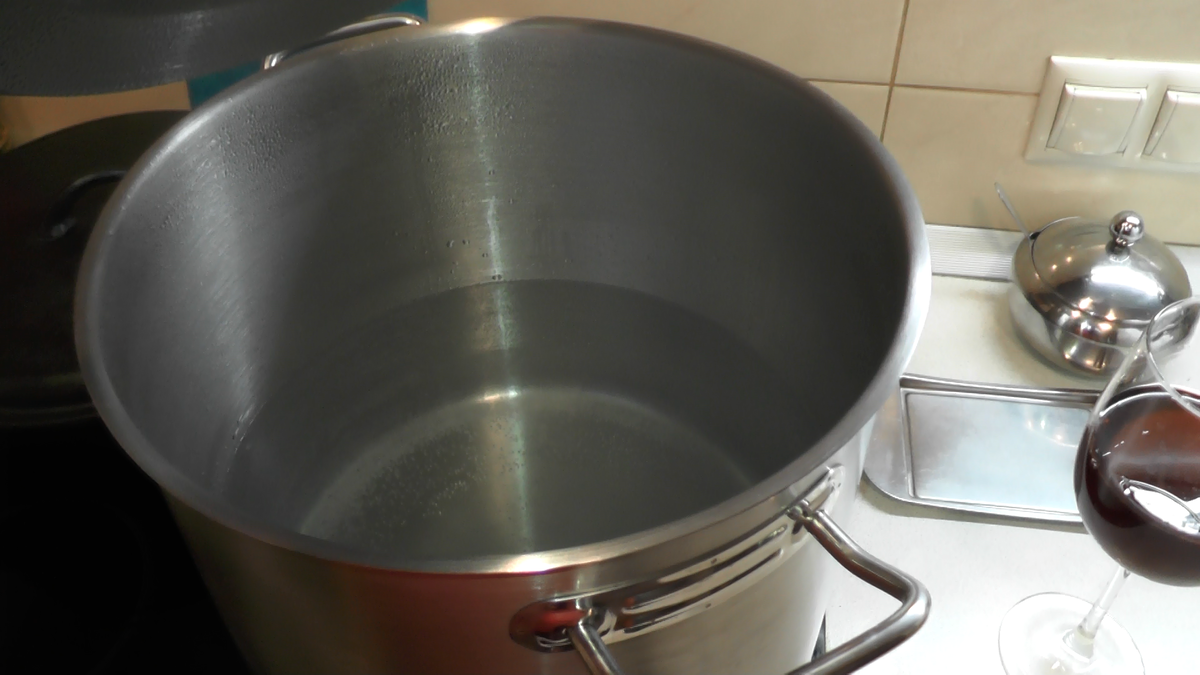 Мы используем кастрюлю на 17 литров.