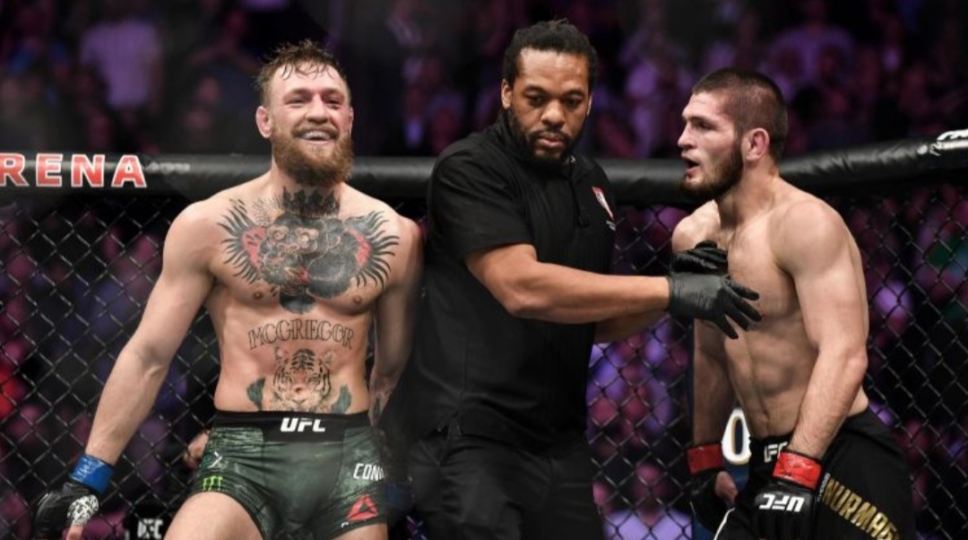 Впрочем, у этого одностороннего избиения была и другая миссия – UFC устроила настоящее шоу имени Макгрегора: Ноториус продемонстрировал, что он в неплохой форме не только как нокаутер, но и как артист. Рыжебородный Конор вел себя предельно по-джентльменски: совсем не бычил на пресс-конференции («Побью его даже с гриппом» – не в счет), утешил оппонента после сочного добивания и даже обнялся с бабушкой Серроне, которую потом назвал феноменальной женщиной.

Самое удивительное, что Макгрегор отказался от легендарной походки миллиардера. В ней нет ничего оскорбительного для соперника, но Конор выбрал предельно скромную модель поведения. Он выходил на бой как чемпион, который до этого дважды проиграл. «Я был повержен, но теперь тихо вкалываю, чтобы вернуться на трон», – такой сигнал посылал Макгрегор, и это вызывает уважение. Гораздо разумнее абстрагироваться от прежних достижений ради новых, а не вспоминать древние триумфы, уступая всем подряд.


После уничтожения Ковбоя Конор рявкнул «Король вернулся!», но за этим не последовало других дерзостей. По сорока секундам тяжело объективно судить о подготовке ирландца, но первое впечатление такое: Макгрегор снова думает о спорте, а не о шоу, деньгах или вечеринках. Ключевая цель – реванш с Хабибом, ради которого Конор готов запереться в зале, подтянуть борьбу, прокачать фитнес и забить на оскорбления.

«Наш трешток зашел слишком далеко. Но это бизнес», – признался Макгрегор на днях. В переводе это звучит так: «Мы круто раскрутили первый бой, но перед вторым я буду тренироваться, а не болтать, потому что мне нужна победа». Безусловно, Конор остается Конором, поэтому в его сториз иногда будут мелькать наезды на Хабиба, но глобально Мак заткнулся. Важно понимать: чем взрослее ведет себя Ноториус, тем выше шансы, что Дэйна Уайт сведет его с Нурмагомедовым уже в этом году – никаких опасений за безопасность.

Конор Макгрегор
Конор МакгрегорGetty Images

Сегодняшний Конор действительно удивляет: все ждут новых скандалов, а он отыгрывает образ отличника – просто браво. Зато есть ощущение, что Хабиб уже играет по правилам Макгрегора. «Снова побить этого придурка за 100 миллионов долларов? Потратьте их на добрые дела», – так Орел отреагировал на очередное предложение о реванше. Судя по этой и другим репликам, для аварца второй бой интересен только с финансовой точки зрения. Зачем интенсивно готовиться, если в тот раз Конора словно не было в октагоне? Зачем пахать, если сумасшедшие деньги и так гарантированно капнут на счет? Зачем лишний раз злиться и вырабатывать спортивную ярость, если Ноториус больше не ведет себя как борзый школьник? Ответов нет, но эти вопросы будут постоянно пульсировать в голове Орла и мешать его подготовке к реваншу.

Макгрегор делает все, чтобы сейчас они с Хабибом поменялись местами. В 2018-м Конор думал о профите, а дагестанец – о поясе. Теперь уже Ноториус раскидал кучу ментальных капканов, чтобы отвлечь соперника и вернуть корону. Но если Хабиб не расслабится и снова порвет Мака, то ирландцу придется замолчать навсегда. И жить с двумя поражениями от злейшего врага.