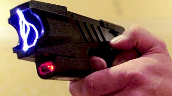 Впрочем, "молния" и треск пугают бродячих собак...