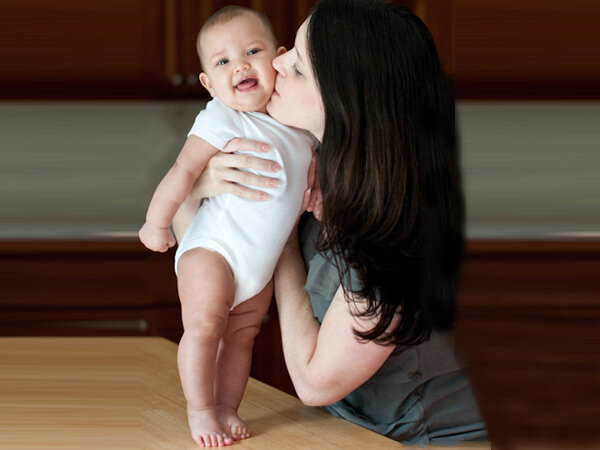 ребенок стоя. рубунок учиться ходить. нога в 10 месяцев. первые шаги ребенка. младенец на четвереньках.