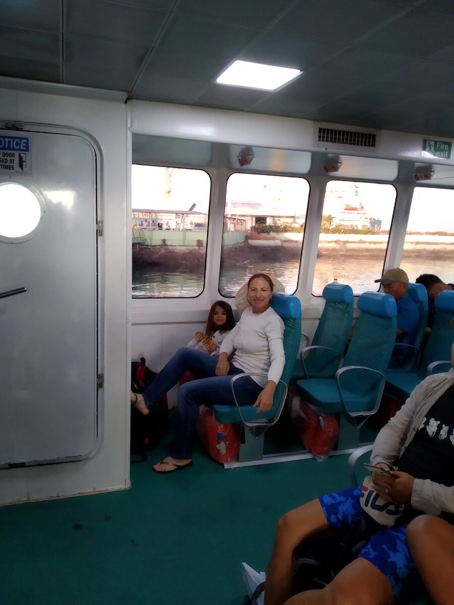 пассажирский паром.Берите теплые вещи-дико холодно от кондеев