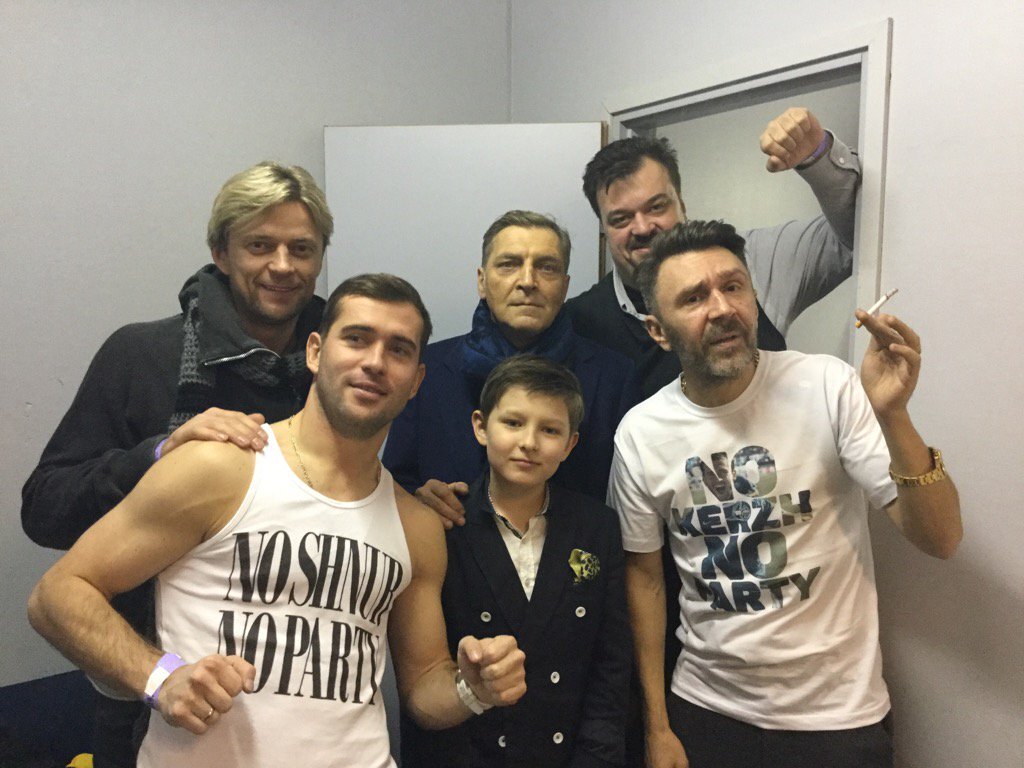 Тимощук, Кержаков, Невзоров с сыном и Уткин на концерте Шнурова