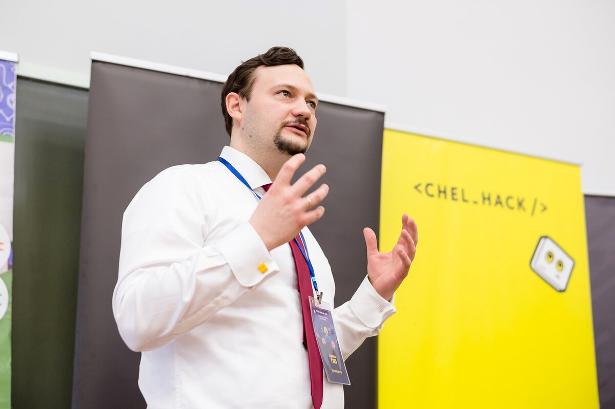 Директор ВШЭКН ЮУрГУ Г.И. Радченко приветствовал участников. Фото Олега Игошина.