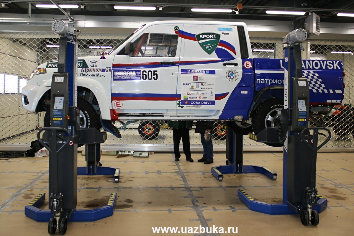 Спортивный УАЗ Пикап на техинспекции