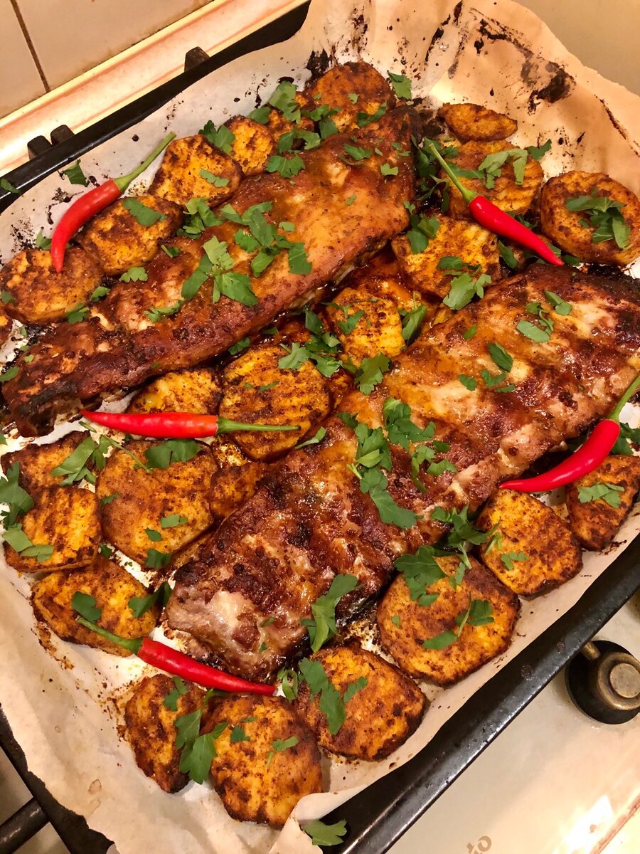 Свиные рёбра с картофелем✍🏻👨‍🍳
✍🏻Рёбра замариновала в имбирно-лимонном сиропе, соевом соусе, немного розмарина, специи, сладкая паприка, столовая ложка оливкового масла( так специями лучше обмазать получается) 
✍🏻Маринуем сутки в холодильнике, достаём, режем крупно картофель( или любые овощи другие) выкладываем на противень пергамент, рёбра картошку
✍🏻Запекала 15 мин на 220 градусов с обдувом, потом час на 170, под конец на пять минут гриль 
✍🏻Мясо легко отходит от кости, картофель готов но не разваливается и с корочкой
Посыпаем петрушкой и украшаем жгучим перцем🥘🐷