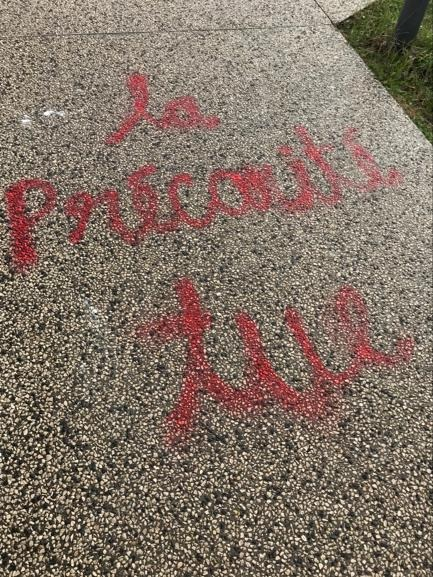 Надпись на асфальте рядом с университетом
