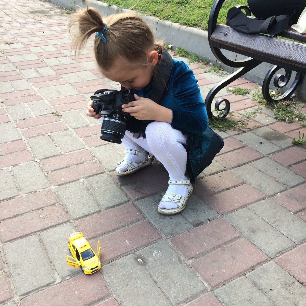 А это я фотографирую Аврору, как она фотографирует свою машинку