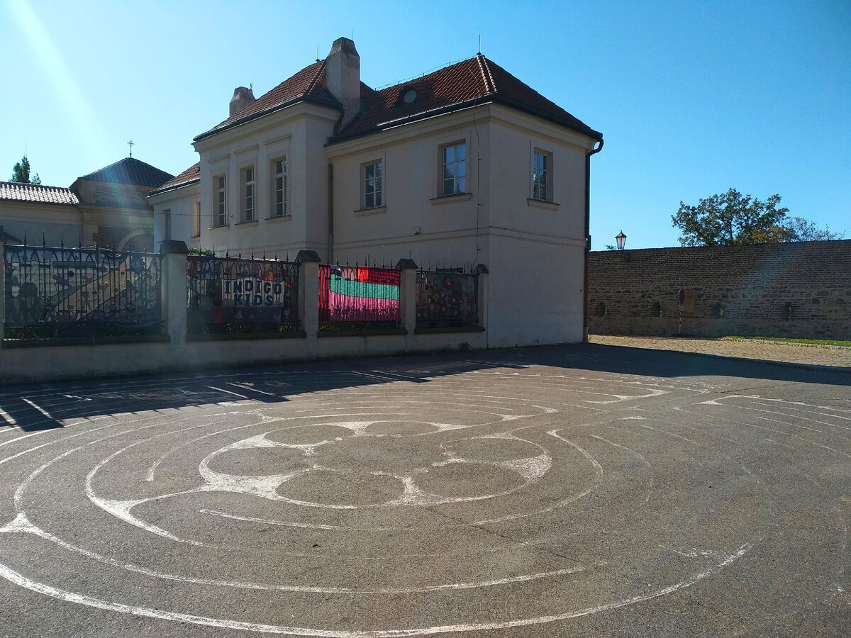 Лабиринт на асфальте возле детской школы. Прага, Чехия.