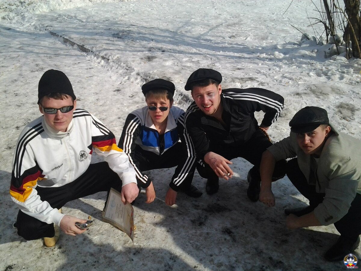 Пацанчики принимают солнечные ванны