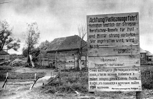 Немецкая угрожающая табличка на окраине города Карачев (http://waralbum.ru/70819/)