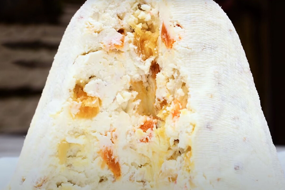 224 ккал на 100 гр. Белки - 12 гр; Жиры - 16,6 гр; Углеводы - 5,9 гр.