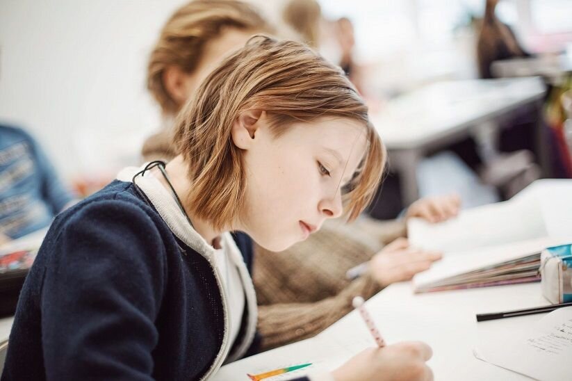 Школьница пишет сочинение. Иллюстрация из открытых источников