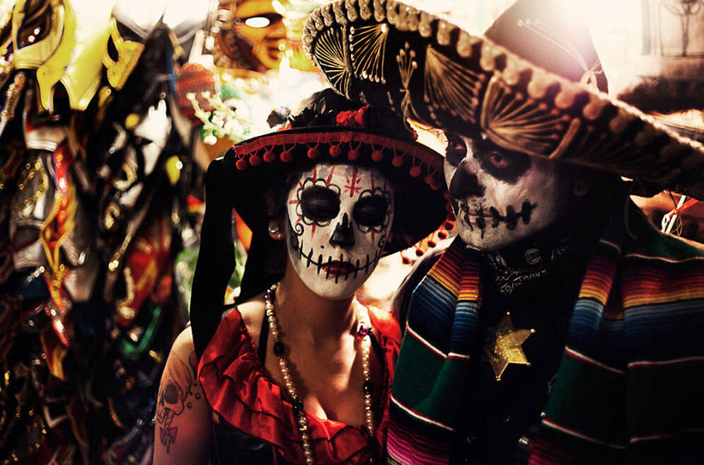 Небезызвестный праздник Dia de los Muertos, Мексика. Источник фото https://planetofhotels.com