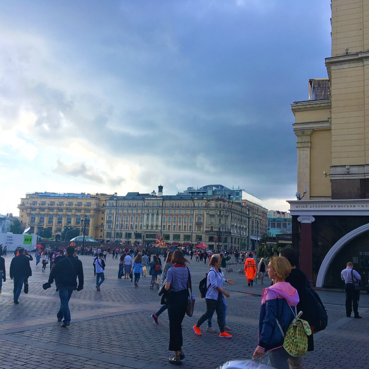 Первый раз увидела Москву и сразу бросилось в глаза поведение людей, я даже разделила их на три типа: торопыги, эстеты,…