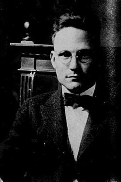 Гордон Инок Гейтс(11 января 1897 – 11 июня 1987). Зоолог, внесший большой вклад в решении этого вопроса. (о нем далее)