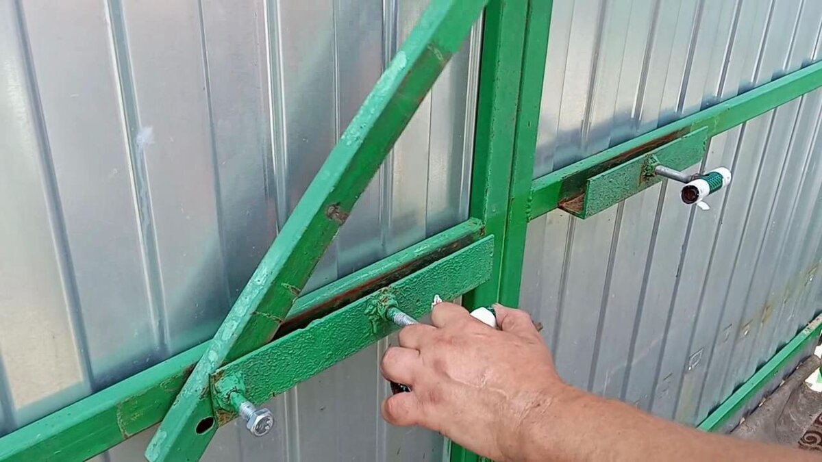 Как поставить «вертушку» на гаражные ворота