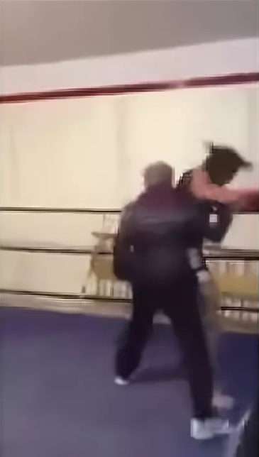 Начал добивать молодого