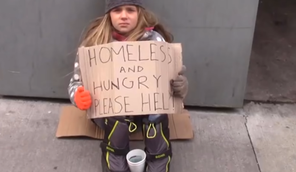 Девушка попрошайничает. Девочка просит милостыню. Девушка просит милостыню. Плакаты попрошаек. Нищие девушки.