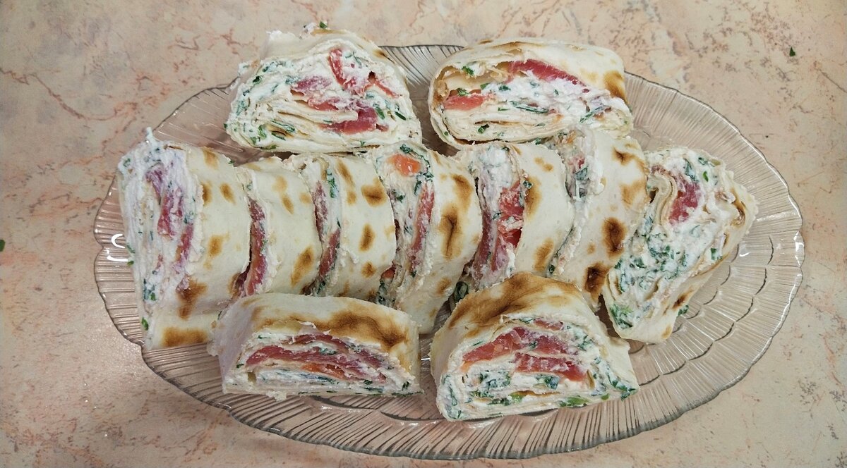 Рулет из лаваша с творогом и красной рыбой
