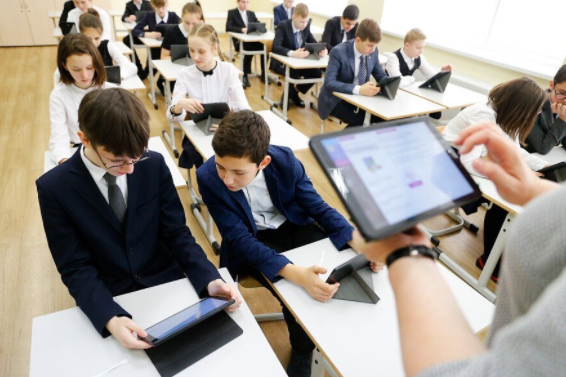 На фото обучающий школьный процесс