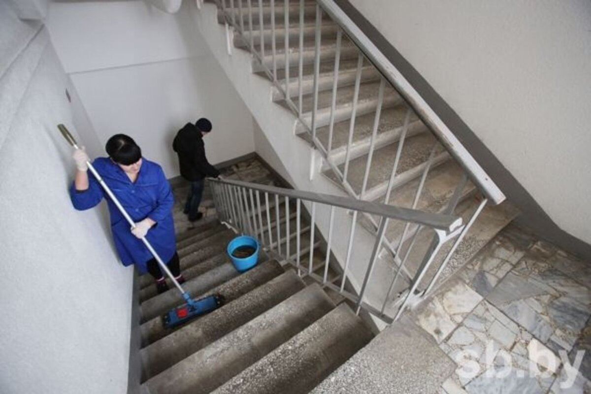 Государственные нормативы предписывают обслуживающим компаниям мыть лестницы в жилых домах раз в месяц.