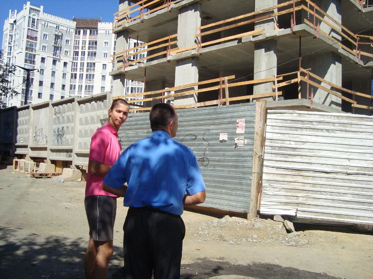 Муж и сын следили за строительством нашего дома с первых этажей.